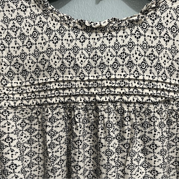 Loft Outlet in good condition flutter sleeve, ruffled next top. Size Medium - Picture 3 of 13